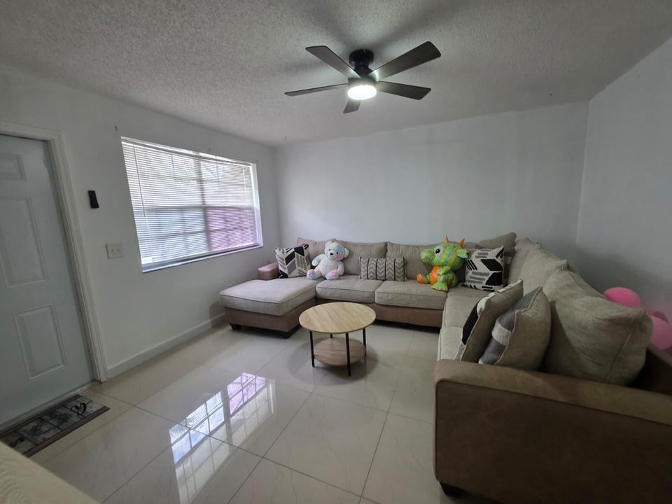 Под контрактом: $290,000 (3 спален, 2 ванн, 1447 Квадратных фут)