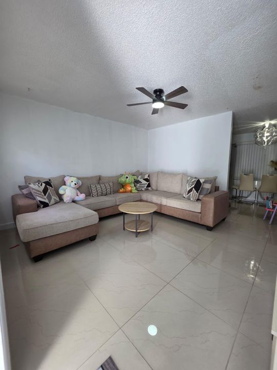 Под контрактом: $290,000 (3 спален, 2 ванн, 1447 Квадратных фут)