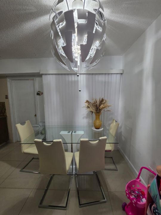 Под контрактом: $290,000 (3 спален, 2 ванн, 1447 Квадратных фут)