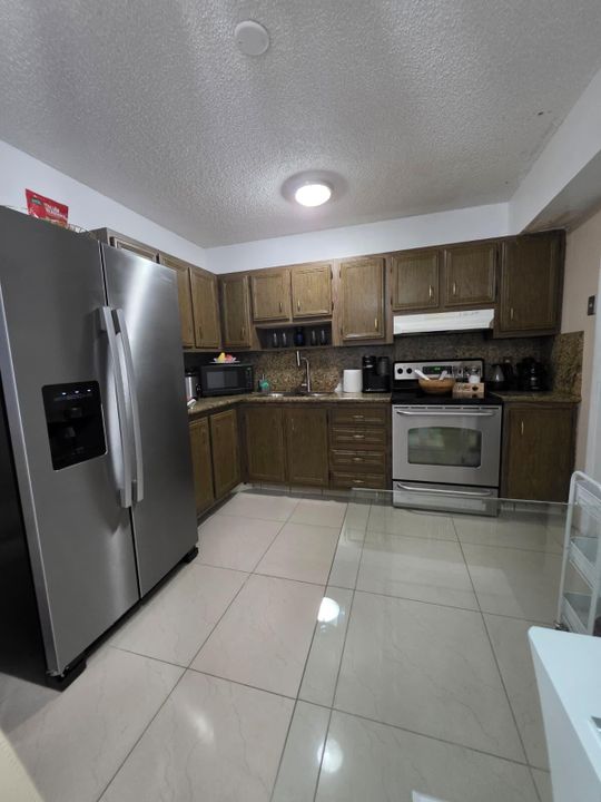 Под контрактом: $290,000 (3 спален, 2 ванн, 1447 Квадратных фут)