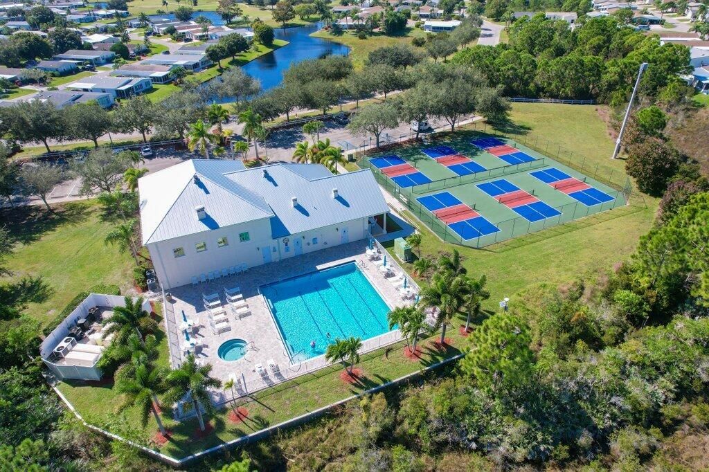 For Sale: $149,900 (3 beds, 2 baths, 1568 Square Feet)