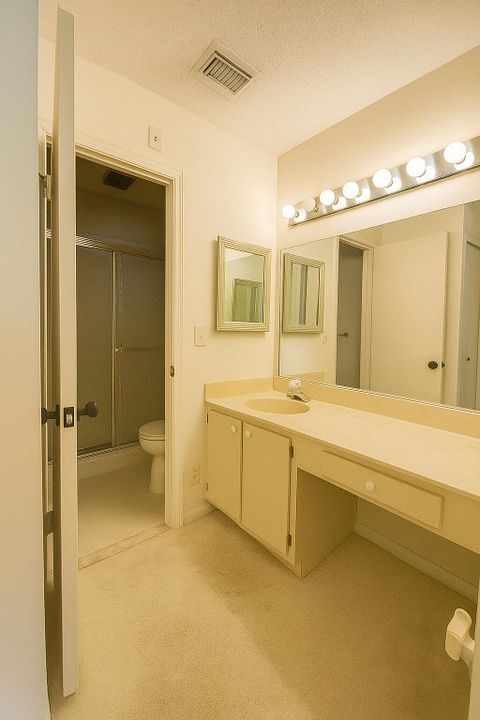 Active With Contract: $225,000 (2 beds, 2 baths, 1127 Square Feet)