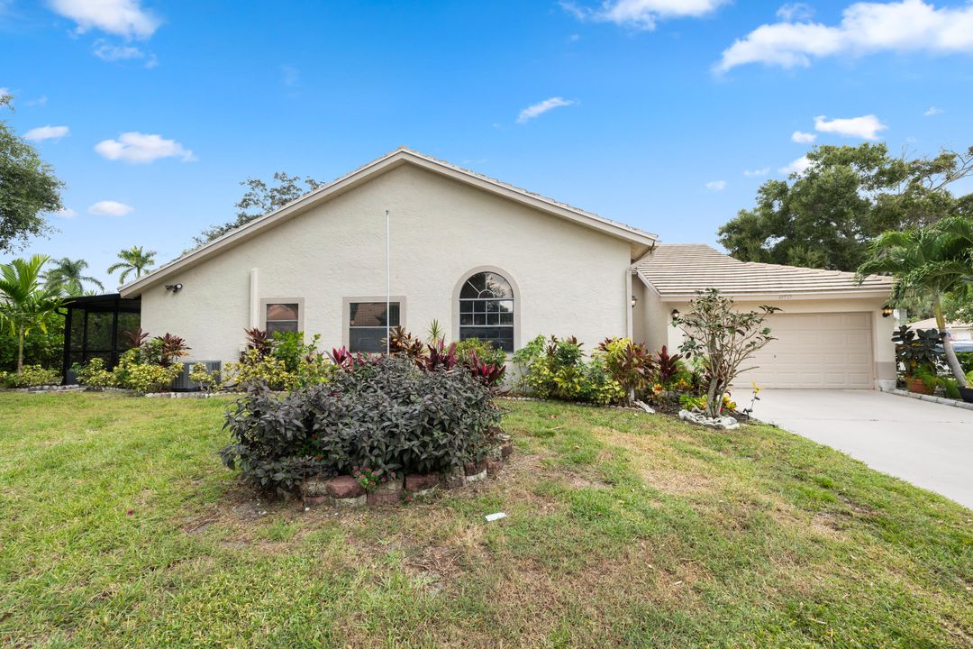 For Sale: $370,000 (2 beds, 2 baths, 1261 Square Feet)