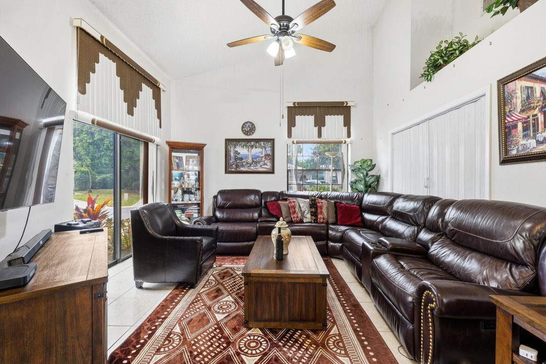 For Sale: $370,000 (2 beds, 2 baths, 1261 Square Feet)