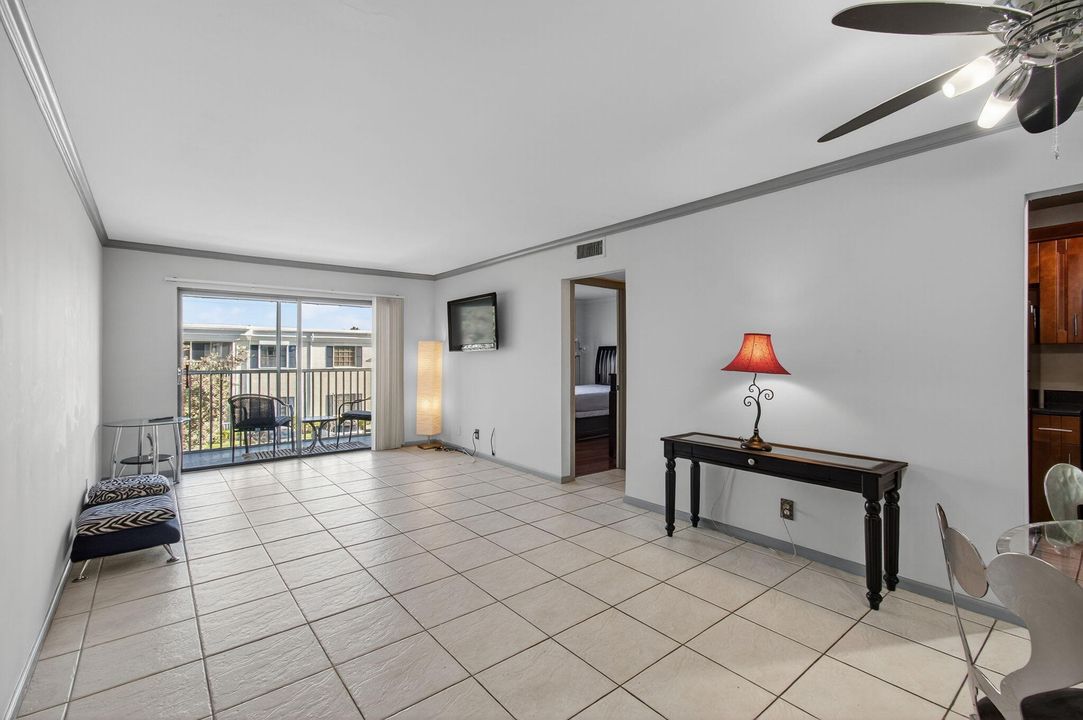 For Sale: $185,000 (1 beds, 1 baths, 667 Square Feet)