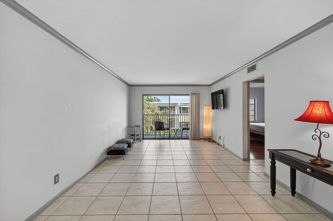 For Sale: $185,000 (1 beds, 1 baths, 667 Square Feet)