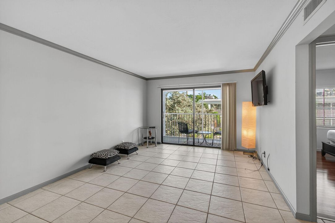 For Sale: $185,000 (1 beds, 1 baths, 667 Square Feet)