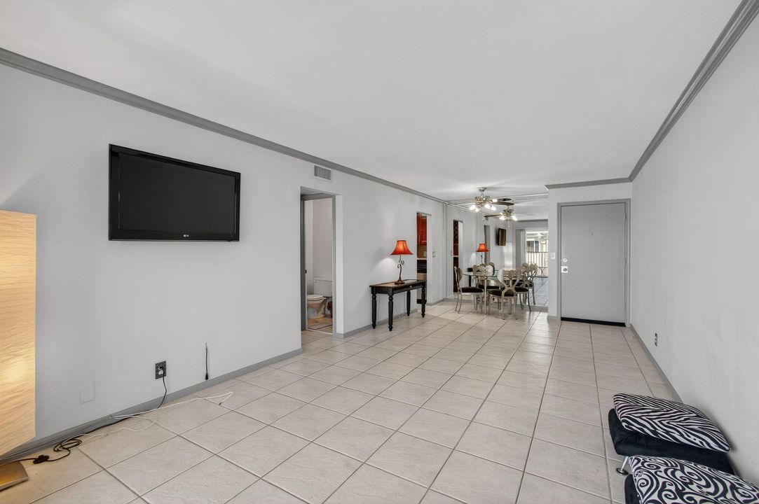 For Sale: $185,000 (1 beds, 1 baths, 667 Square Feet)