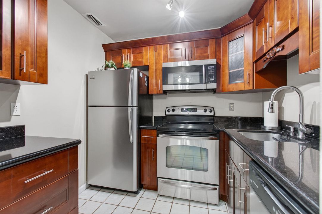 For Sale: $185,000 (1 beds, 1 baths, 667 Square Feet)