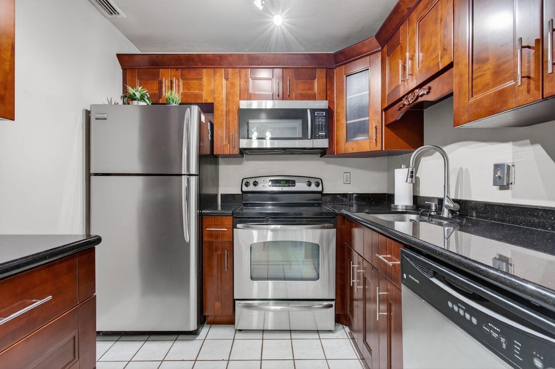 For Sale: $185,000 (1 beds, 1 baths, 667 Square Feet)