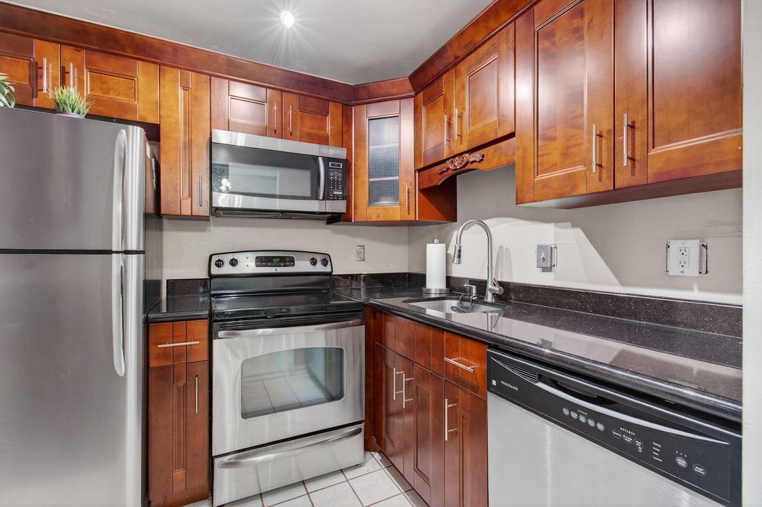 For Sale: $185,000 (1 beds, 1 baths, 667 Square Feet)