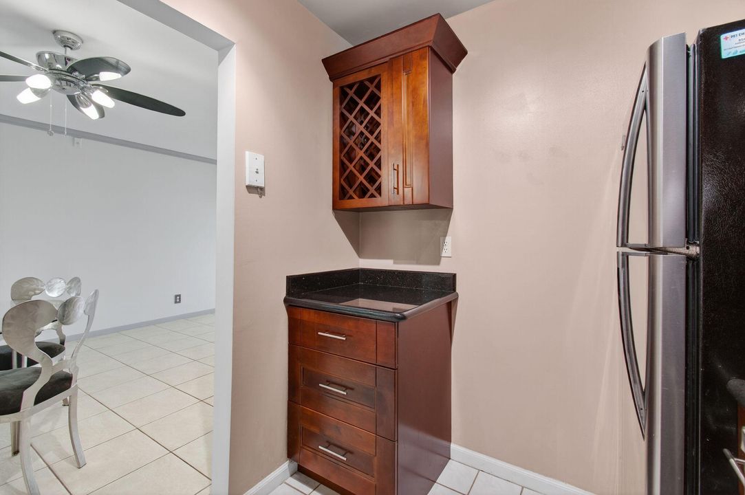For Sale: $185,000 (1 beds, 1 baths, 667 Square Feet)
