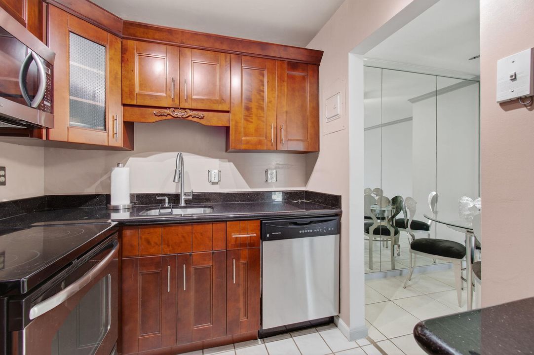 For Sale: $185,000 (1 beds, 1 baths, 667 Square Feet)