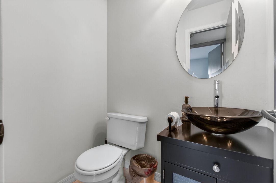 For Sale: $185,000 (1 beds, 1 baths, 667 Square Feet)