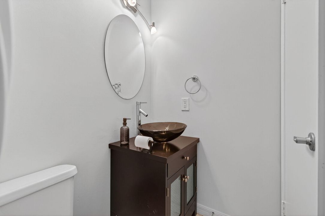 For Sale: $185,000 (1 beds, 1 baths, 667 Square Feet)