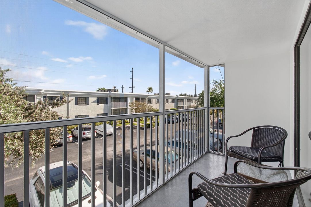 For Sale: $185,000 (1 beds, 1 baths, 667 Square Feet)