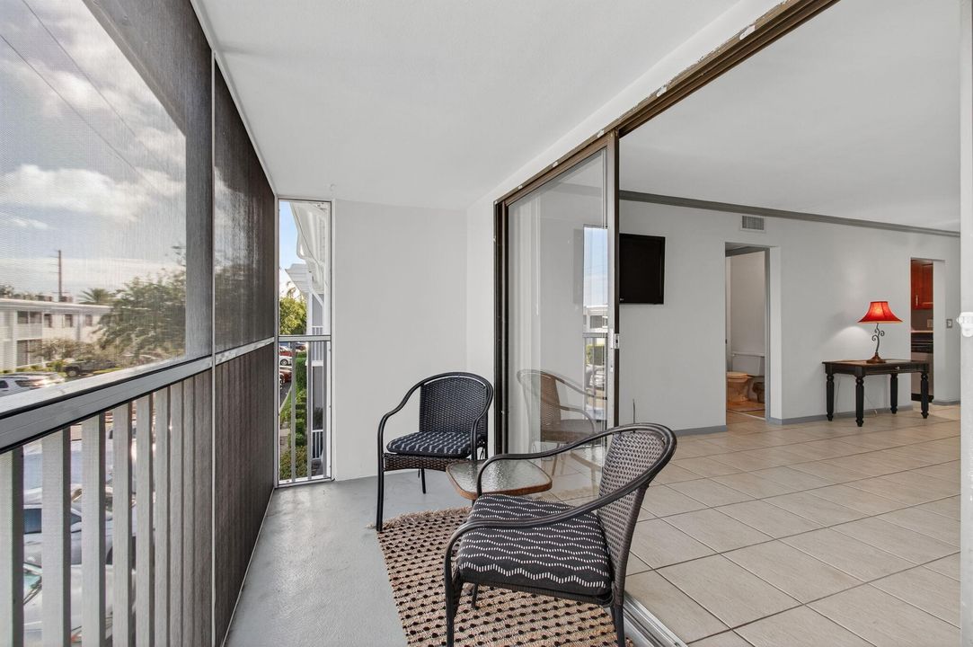 For Sale: $185,000 (1 beds, 1 baths, 667 Square Feet)