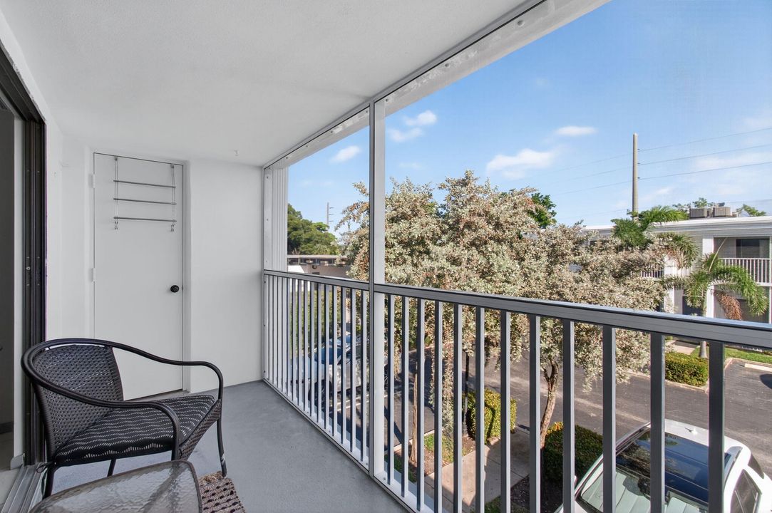 For Sale: $185,000 (1 beds, 1 baths, 667 Square Feet)