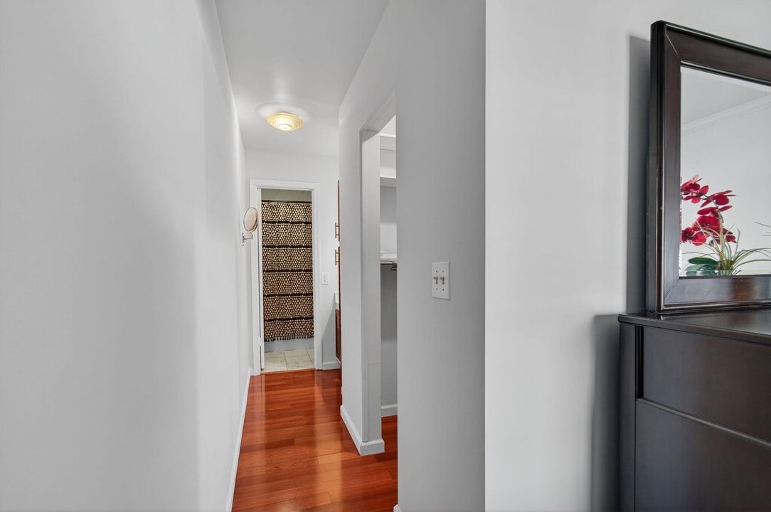 For Sale: $185,000 (1 beds, 1 baths, 667 Square Feet)