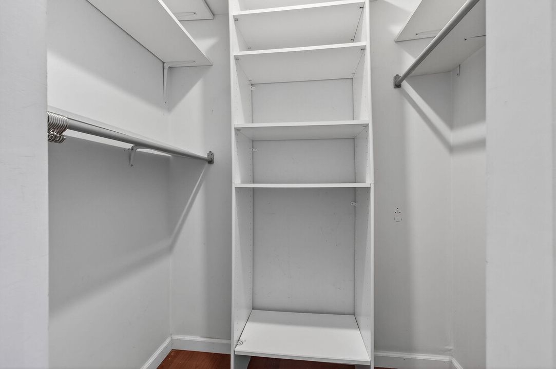 For Sale: $185,000 (1 beds, 1 baths, 667 Square Feet)