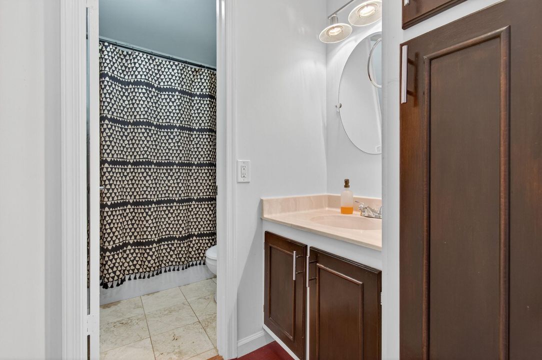 For Sale: $185,000 (1 beds, 1 baths, 667 Square Feet)