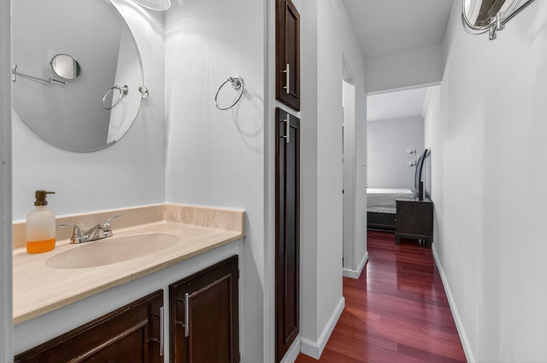 For Sale: $185,000 (1 beds, 1 baths, 667 Square Feet)