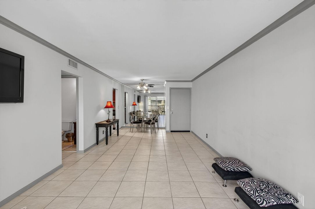 For Sale: $185,000 (1 beds, 1 baths, 667 Square Feet)