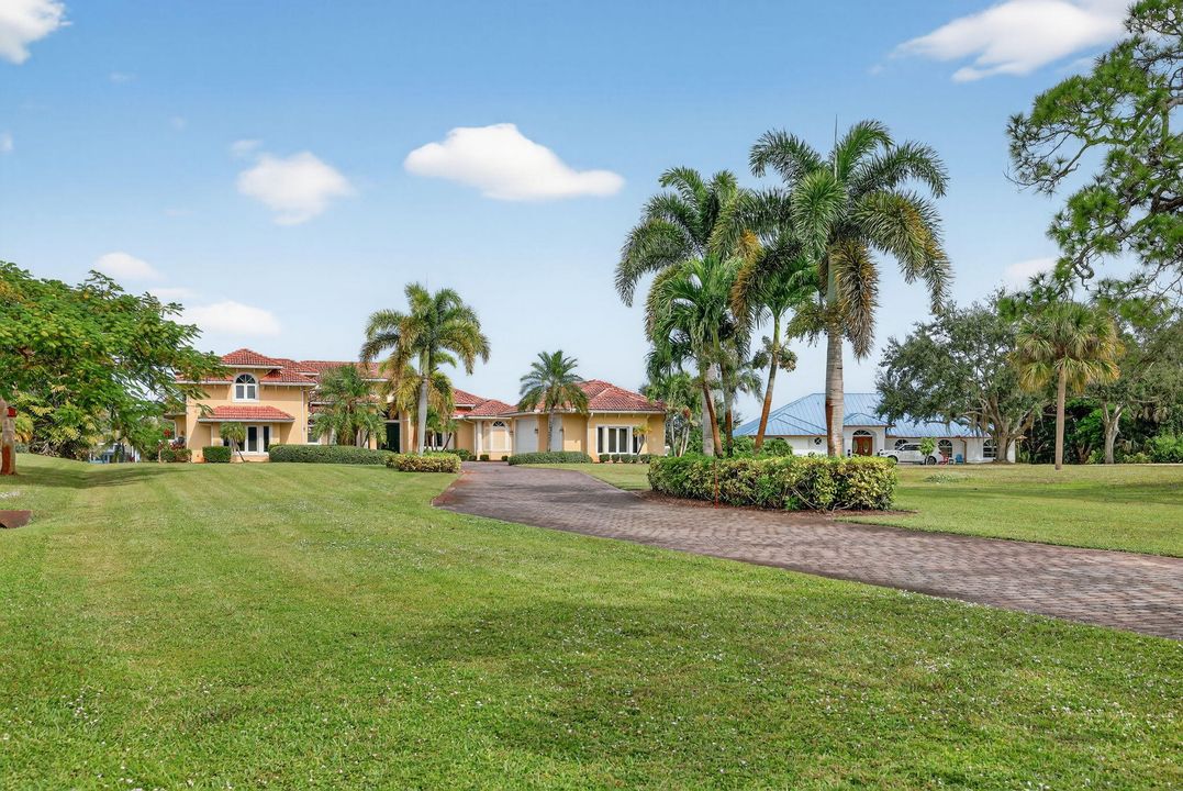 Activo con contrato: $1,990,000 (5 camas, 5 baños, 4012 Pies cuadrados)