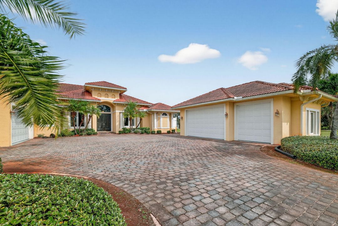 Activo con contrato: $1,990,000 (5 camas, 5 baños, 4012 Pies cuadrados)