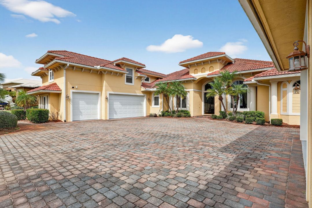 Activo con contrato: $1,990,000 (5 camas, 5 baños, 4012 Pies cuadrados)