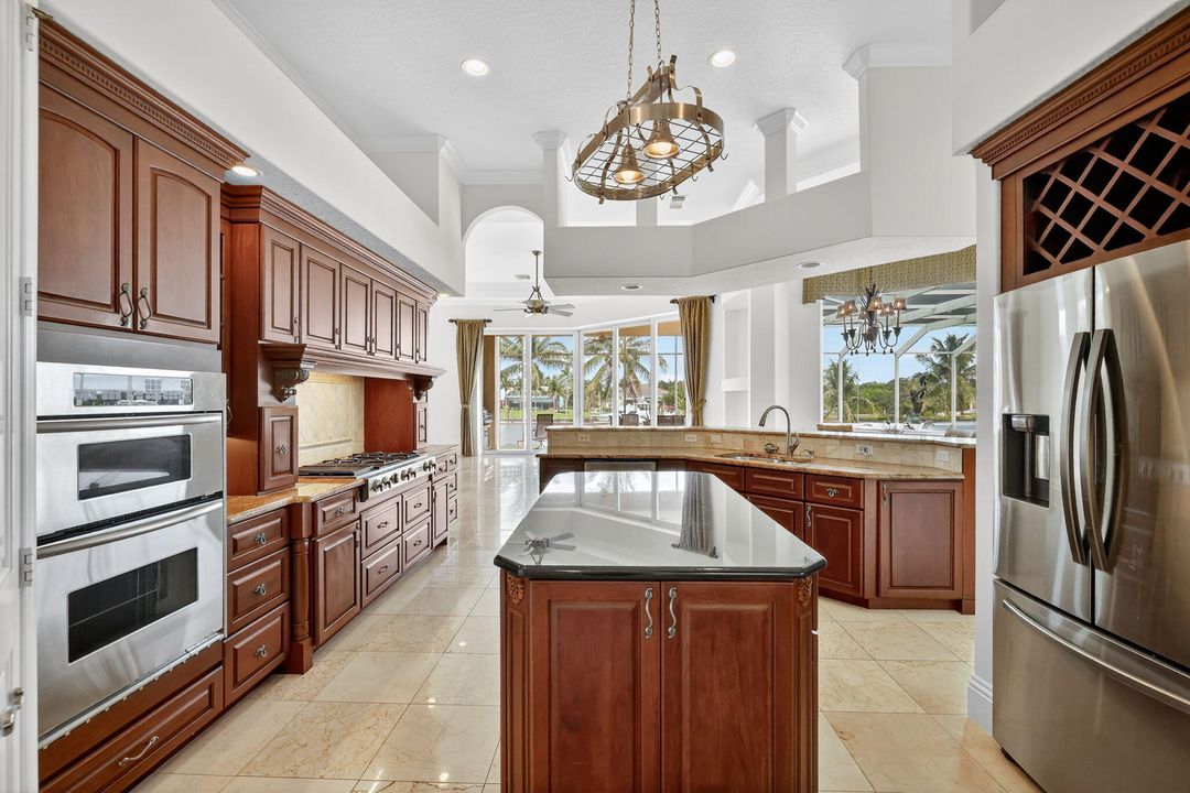 Activo con contrato: $1,990,000 (5 camas, 5 baños, 4012 Pies cuadrados)