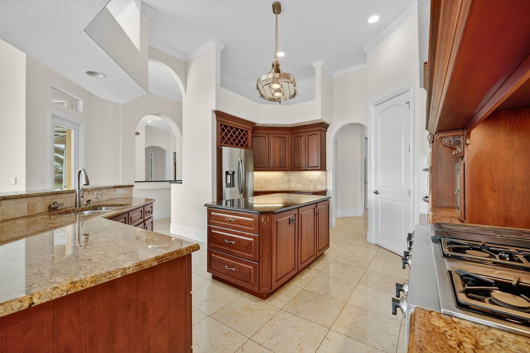 Activo con contrato: $1,990,000 (5 camas, 5 baños, 4012 Pies cuadrados)