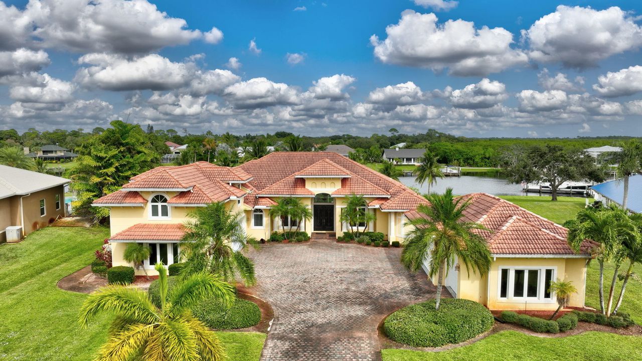 Activo con contrato: $1,990,000 (5 camas, 5 baños, 4012 Pies cuadrados)