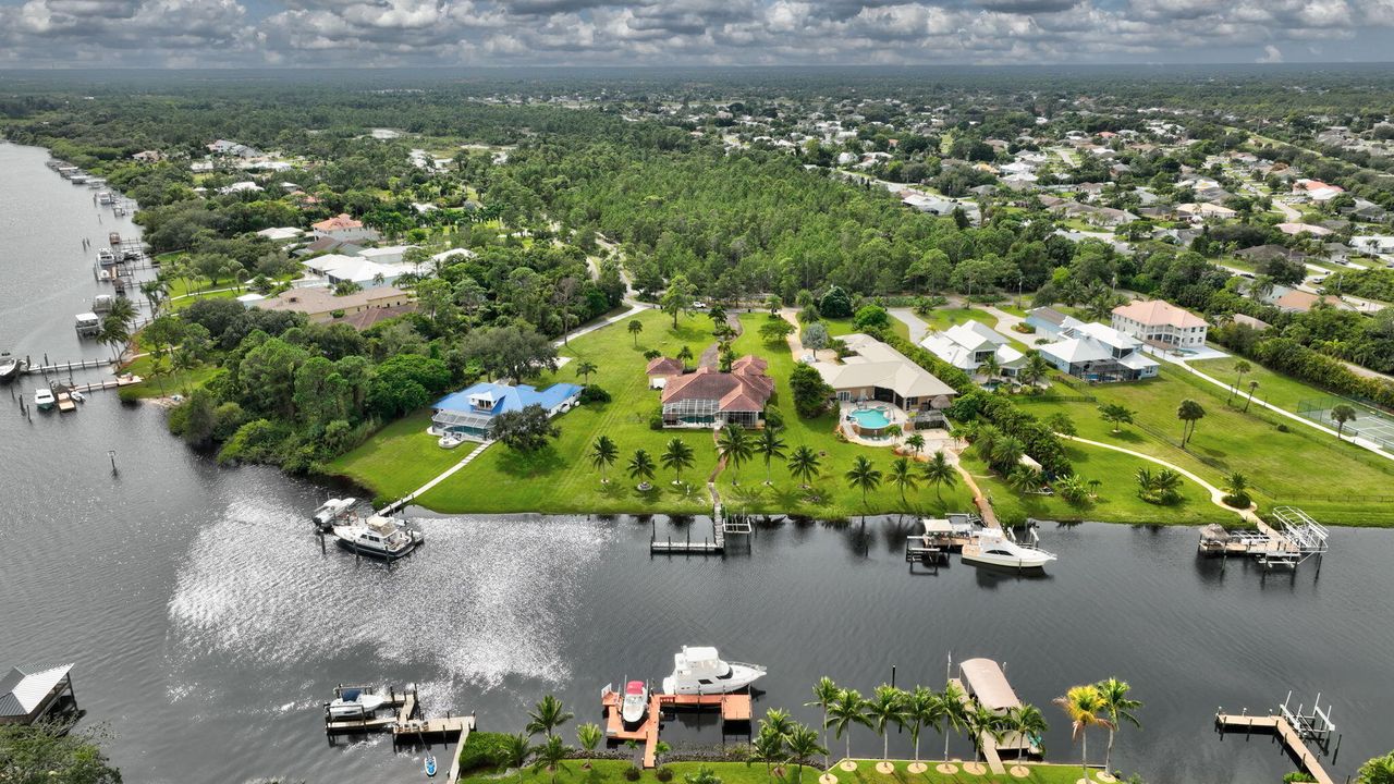 Activo con contrato: $1,990,000 (5 camas, 5 baños, 4012 Pies cuadrados)