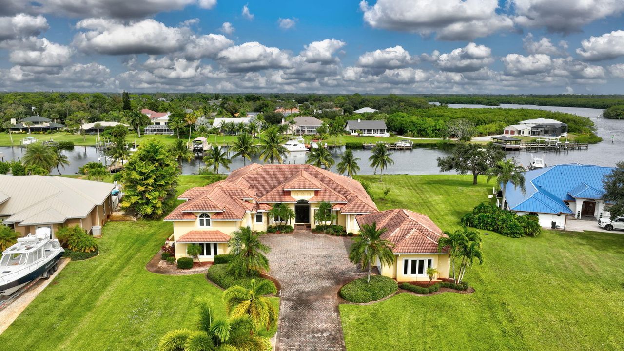 Activo con contrato: $1,990,000 (5 camas, 5 baños, 4012 Pies cuadrados)