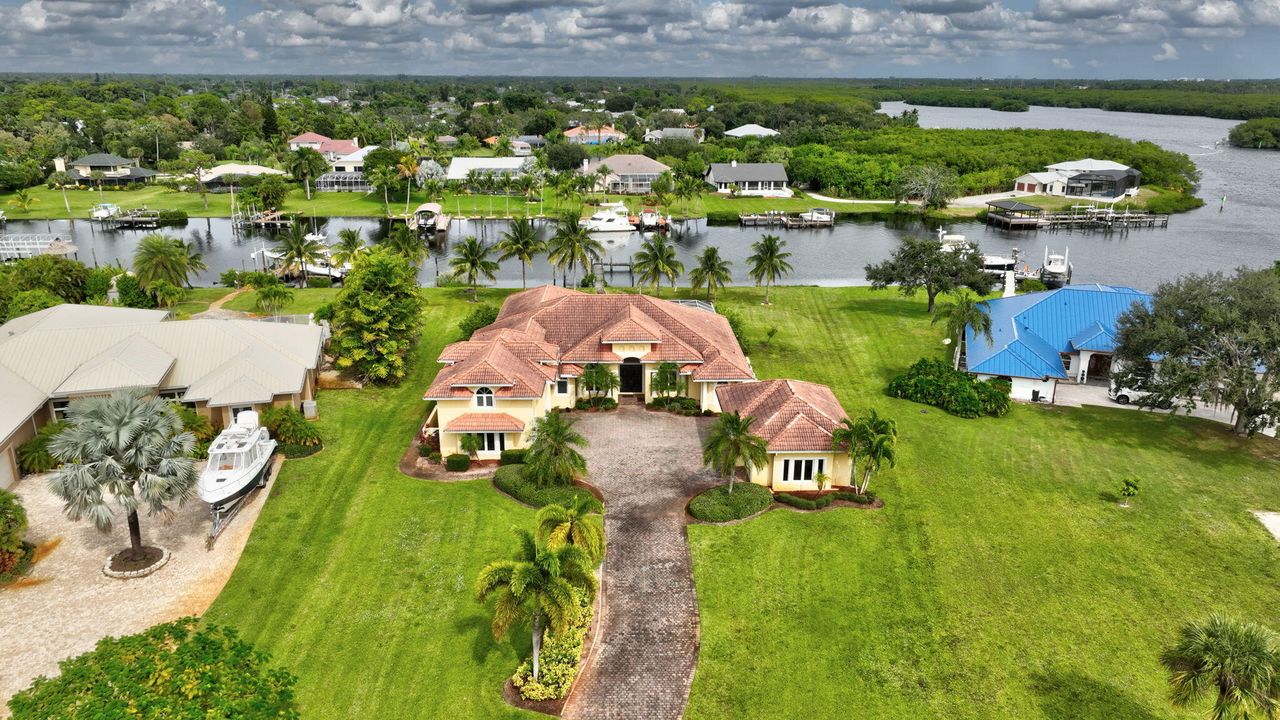 Activo con contrato: $1,990,000 (5 camas, 5 baños, 4012 Pies cuadrados)