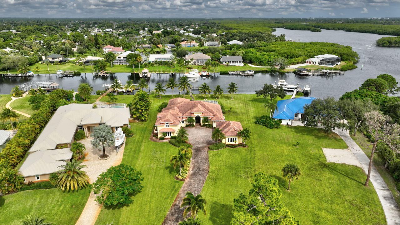 Activo con contrato: $1,990,000 (5 camas, 5 baños, 4012 Pies cuadrados)