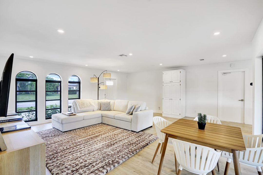 For Rent: $2,950 (2 beds, 2 baths, 1303 Square Feet)