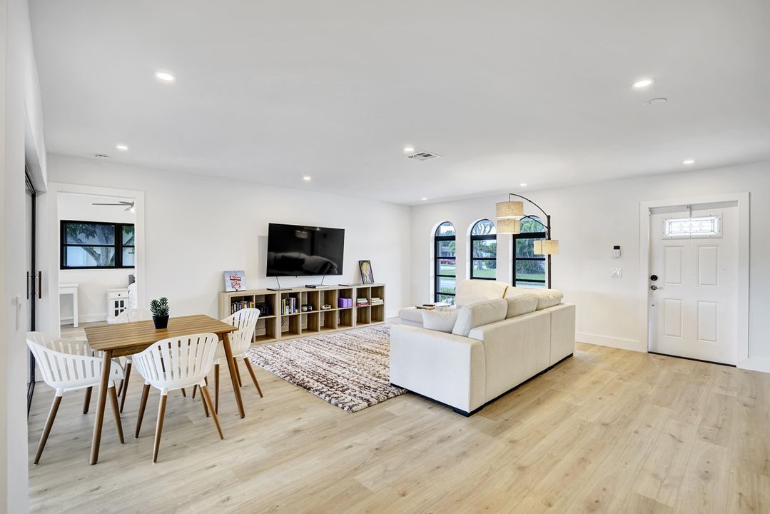 For Rent: $2,950 (2 beds, 2 baths, 1303 Square Feet)