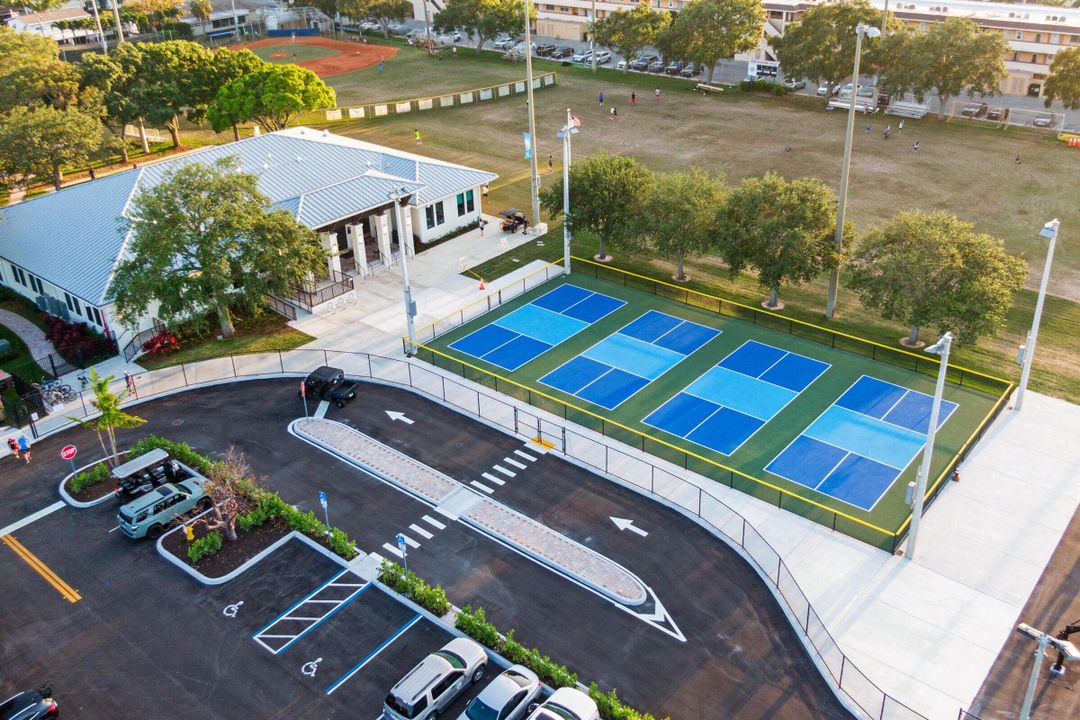 合同活跃: $1,399,000 (4 贝兹, 2 浴室, 2131 平方英尺)