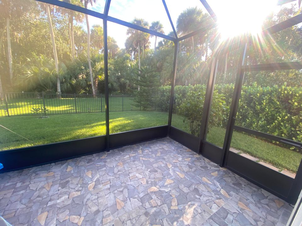 Activo con contrato: $2,300 (3 camas, 2 baños, 1545 Pies cuadrados)