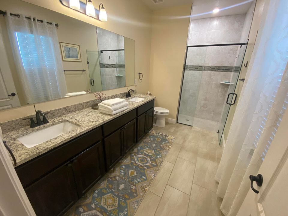 Activo con contrato: $2,300 (3 camas, 2 baños, 1545 Pies cuadrados)