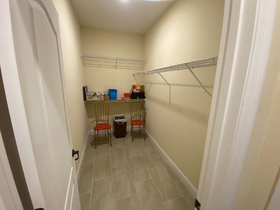 Activo con contrato: $2,300 (3 camas, 2 baños, 1545 Pies cuadrados)