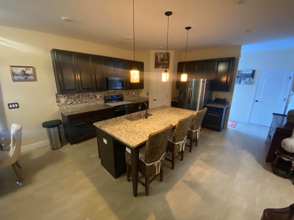 Activo con contrato: $2,300 (3 camas, 2 baños, 1545 Pies cuadrados)