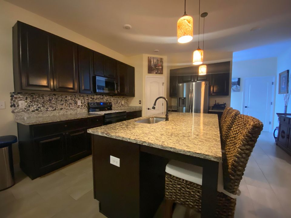 Activo con contrato: $2,300 (3 camas, 2 baños, 1545 Pies cuadrados)