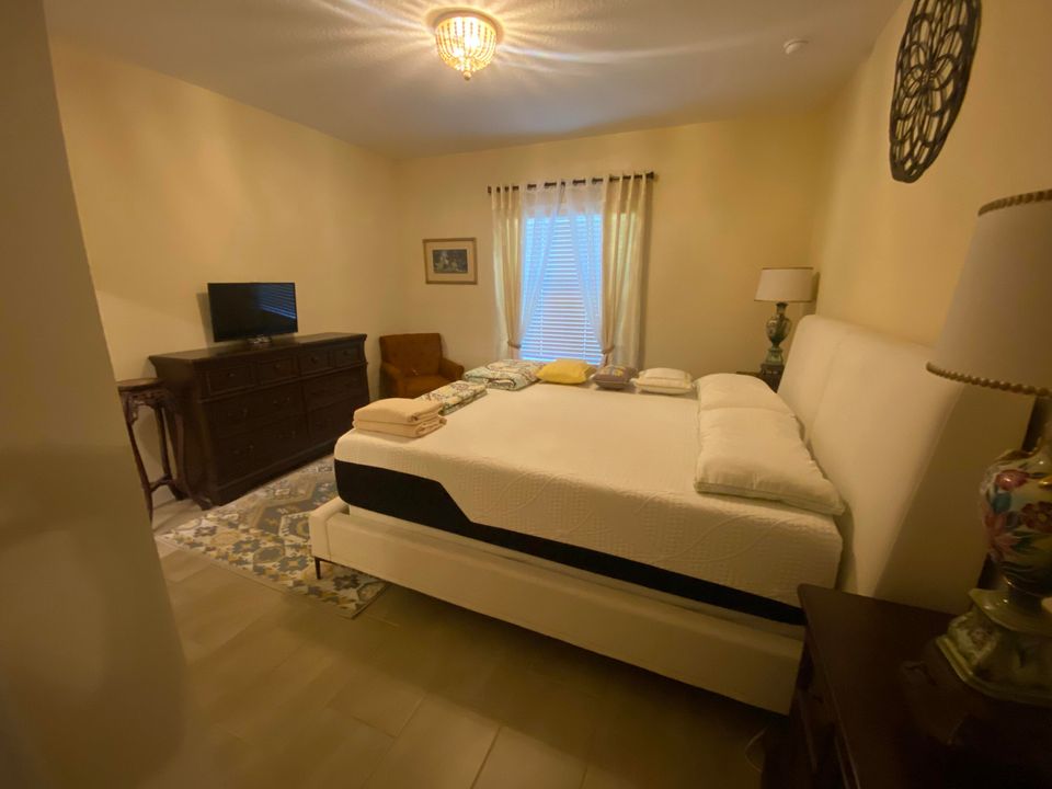 Activo con contrato: $2,300 (3 camas, 2 baños, 1545 Pies cuadrados)