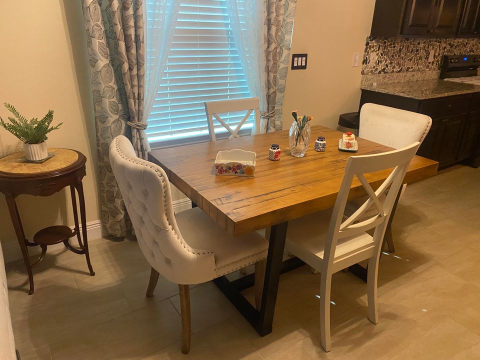 Activo con contrato: $2,300 (3 camas, 2 baños, 1545 Pies cuadrados)