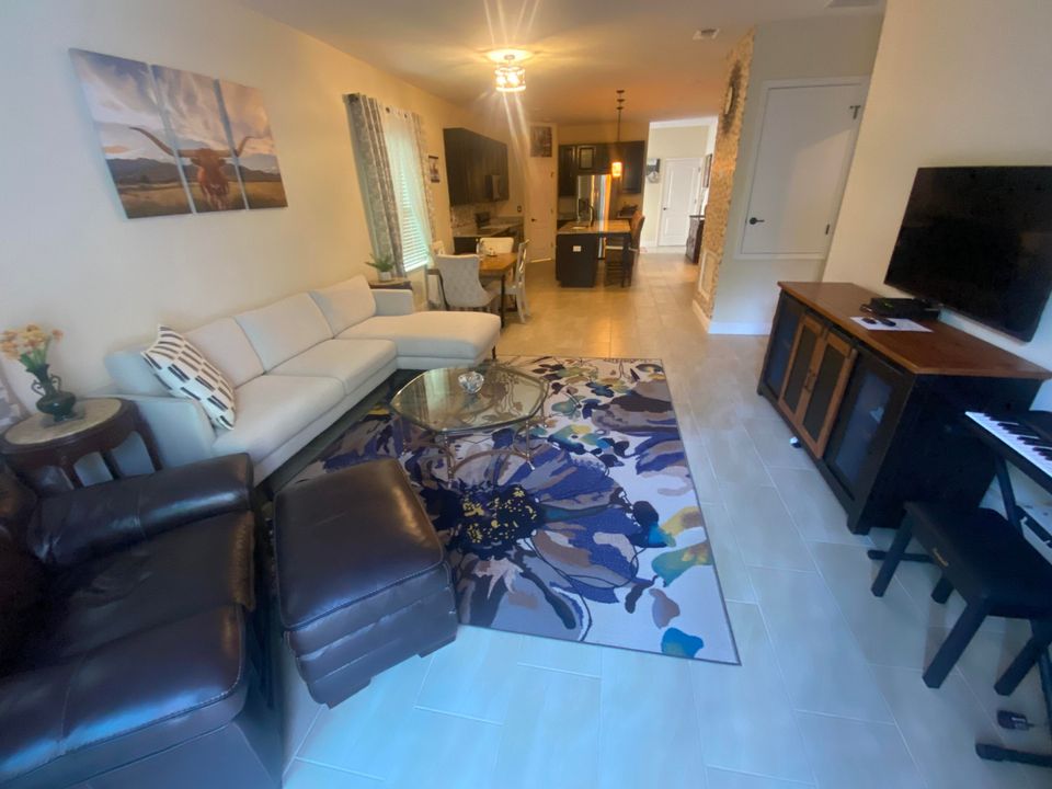 Activo con contrato: $2,300 (3 camas, 2 baños, 1545 Pies cuadrados)