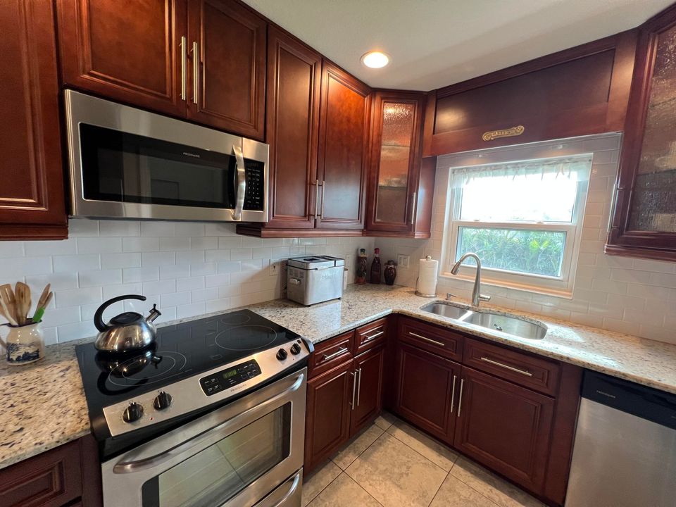 Active With Contract: $350,000 (3 beds, 2 baths, 1351 Square Feet)