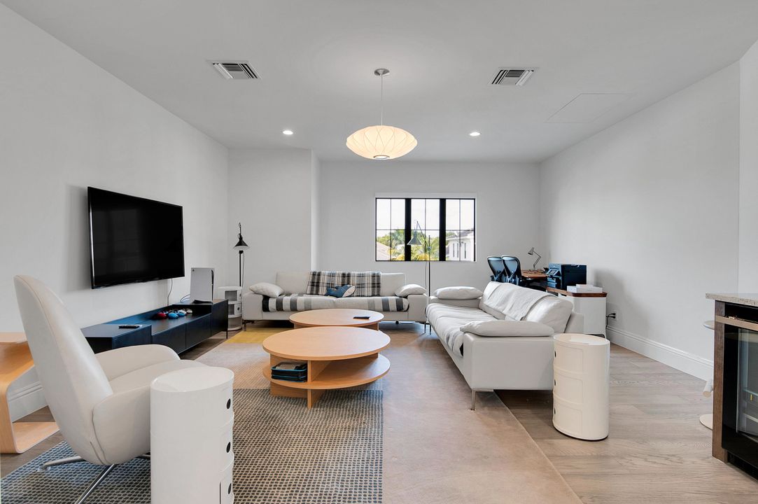 На продажу: $4,400,000 (6 спален, 5 ванн, 5340 Квадратных фут)